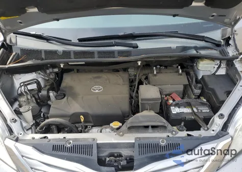 2015 Toyota Sienna Le z USA, uszkodzony, nr VIN 5TDKK3DC7FS684480